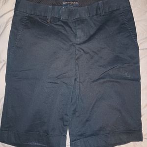 Women's banana Republic Bermuda shorts. Size 4 color black